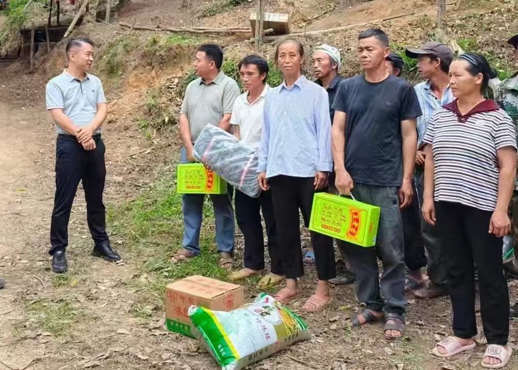 三门江林场党委书记田湘(左三)在公司怀集县诗洞镇仁和村林区慰问务工人员(摄影者:彭健) 三门江林场党委书记田湘(左三)在公司怀集县诗洞镇仁和村林区慰问务工人员(摄影者:彭健)